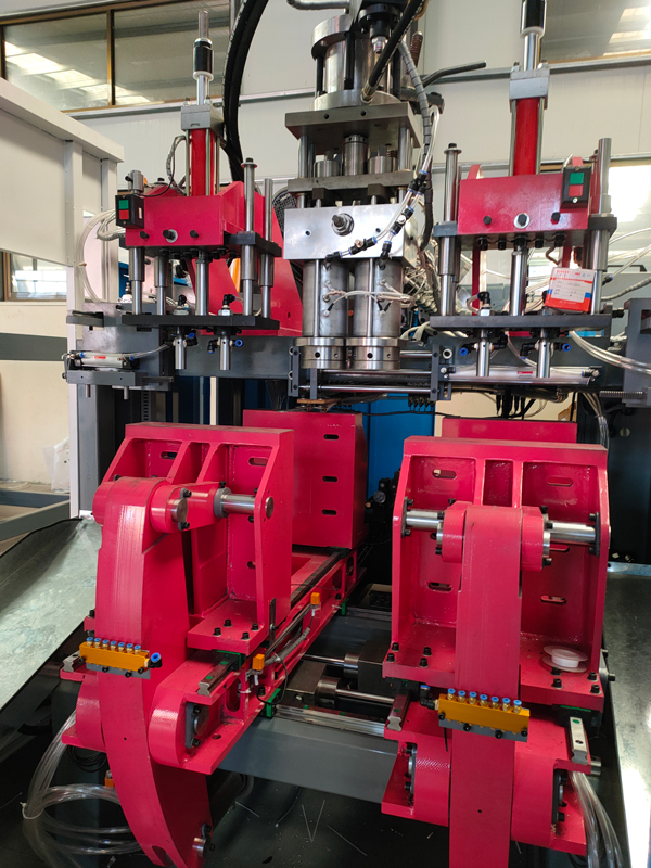 العوامل الرئيسية التي تؤثر على سرعة إنتاج آلة نفخ القوالب