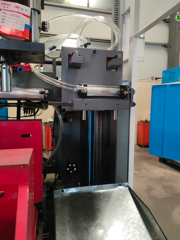 العوامل الرئيسية التي تؤثر على سرعة إنتاج آلة نفخ القوالب