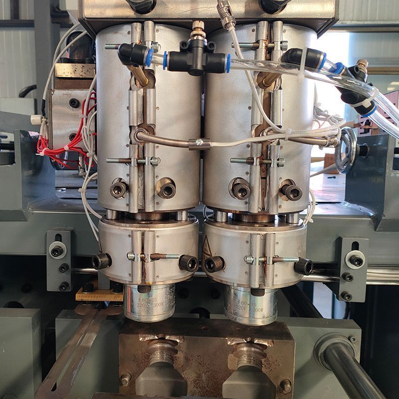 العوامل الرئيسية التي تؤثر على سرعة إنتاج ماكينة نفخ القوالب