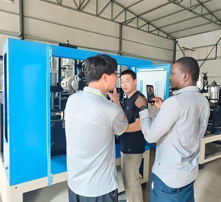 عميل فرنسي يزور مصنعنا لفحص آلة نفخ زجاجات الزيت