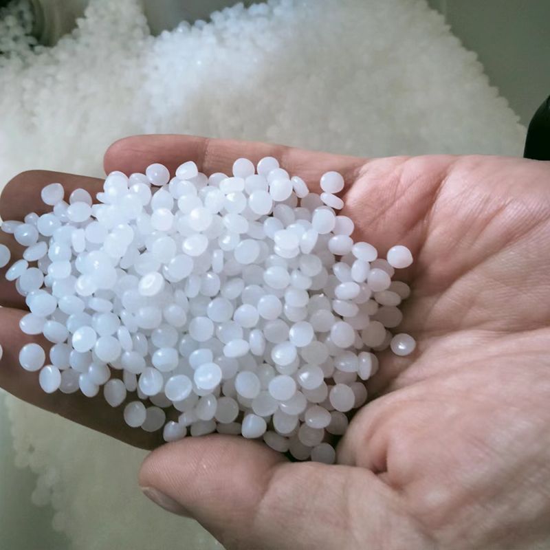 الاختلافات بين آلات التشكيل بالنفخ وآلات نفخ القوالب في من حيث المواد الخام وعمليات إنتاج الآلات.