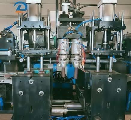 قصة عميل: كيف ساعدنا مساعدة إحدى الشركات المصنعة للزجاجات البلاستيكية في حل مشكلات ماكينة نفخ الزجاجات ذات الرأسين HDPE