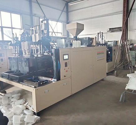 عميل نيجيري يزور مصنع آلات نفخ القوالب للفحص